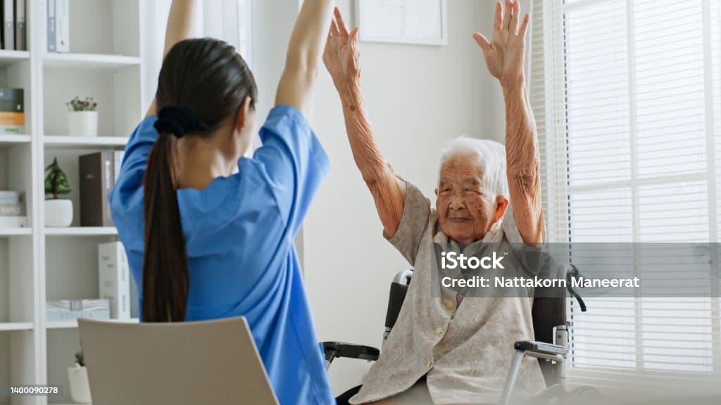 10 Benefits of Home Physiotherapy for Elderly Patients in the UK